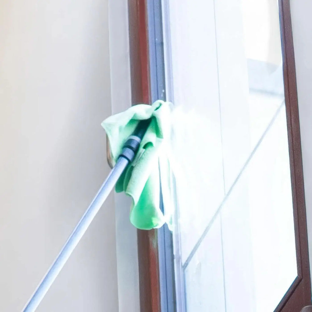 Unger ninja 6in1 glasreinigungsset mit grünem mikrofasertuch an ausziehbarem carbonstangen griff