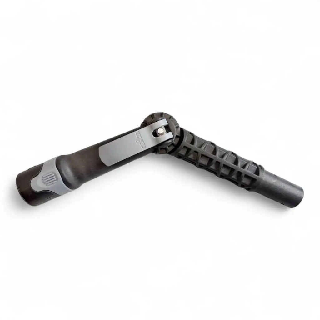 Schwarze und silberne taktische taschenlampe mit strukturierter griffoberfläche und verstellbarem kopf im unger ninja 6in1 carbon-stangen-set akn19 glasreinigungsset