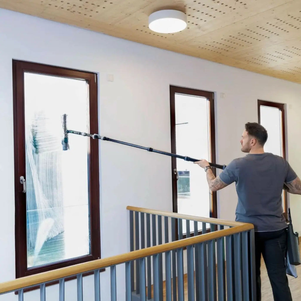 Schwarze teleskopische fensterputzstange aus carbon mit ausziehbarem griff und bürstenkopf für effizientes glaswischen unger ninja 6in1 carbon-stangen-set akn19 glasreinigungsset