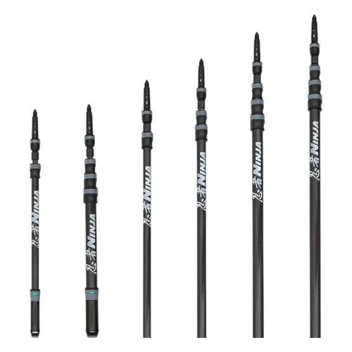 Schwarze ausziehbare carbon-teleskopstangen mit silbernem ninja-logo und grauen segmentverbindungen von unger
