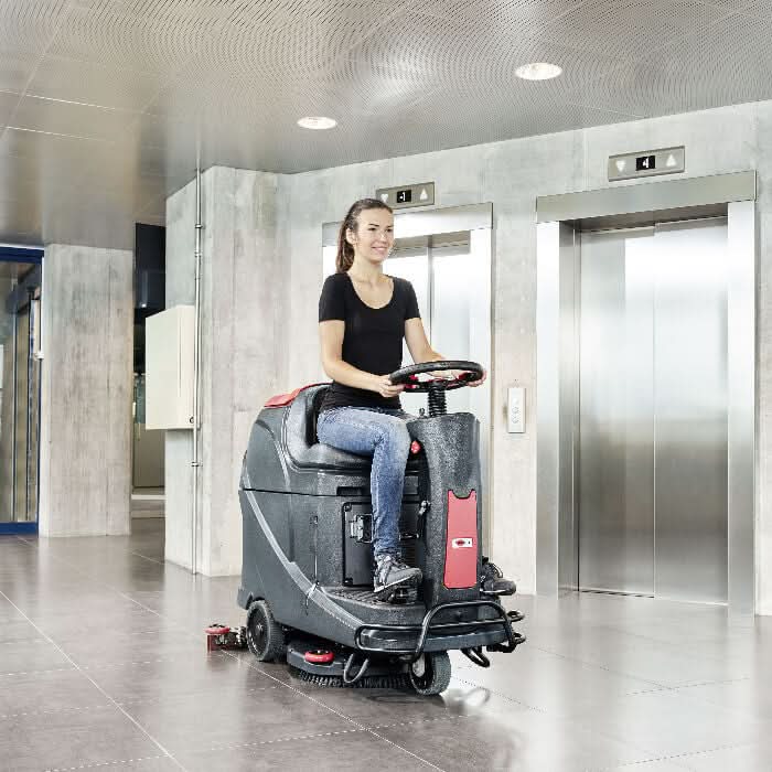 Schwarze und rote viper micro-aufsitz-scheuersaugmaschine as530r mit lenkrad für den gewerblichen reinigungseinsatz
