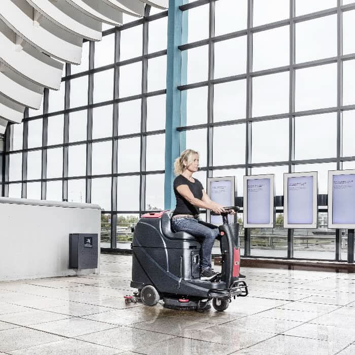 Viper micro-aufsitz-scheuersaugmaschine as530r schwarze und rote kommerzielle reinigungsmaschine mit sitzendem bediener