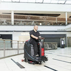 Viper micro-aufsitz-scheuersaugmaschine as530r schwarze und rote industrielle bodenreinigungsmaschine mit schlankem design