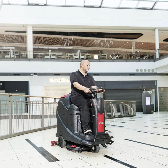 Viper micro-aufsitz-scheuersaugmaschine as530r schwarze und rote industrielle bodenreinigungsmaschine mit schlankem design
