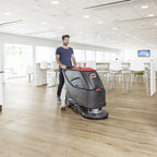 Grau-rote viper scheuersaugmaschine as5160t-eu mit rundem bürstenfuß für den gewerblichen einsatz