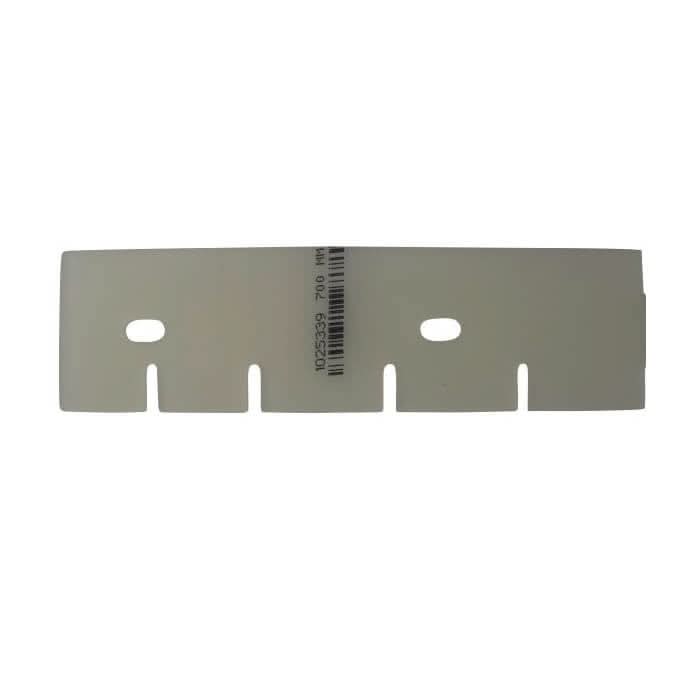 Graue metallklinge sauglippe vorne 1109x49x3,2 mm aus transparentem polyurethan mit zwei ovalen löchern und barcode