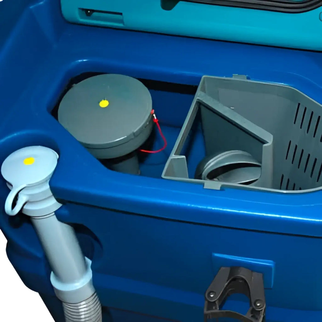 Blaue plastik-scheuersaugmaschine wetrok drivematic delarge mit grauen komponenten und gelbem punkt auf dem deckel